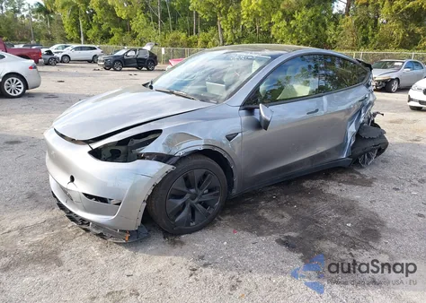 2025 Tesla Model Y Long Range Dual Motor Rear-Wheel Drive z USA, uszkodzony, nr VIN 7SAYGDED6SA373498